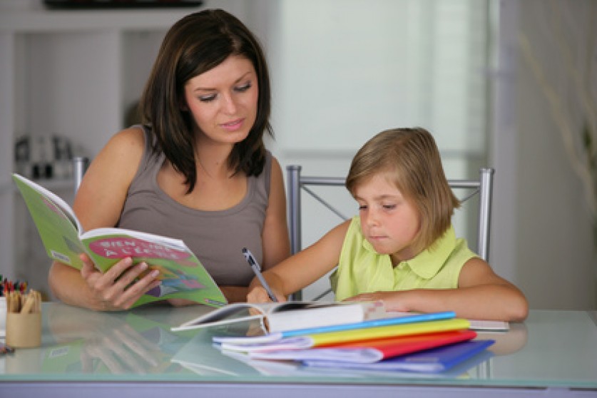 Prof avec enfant pour du soutien scolaire